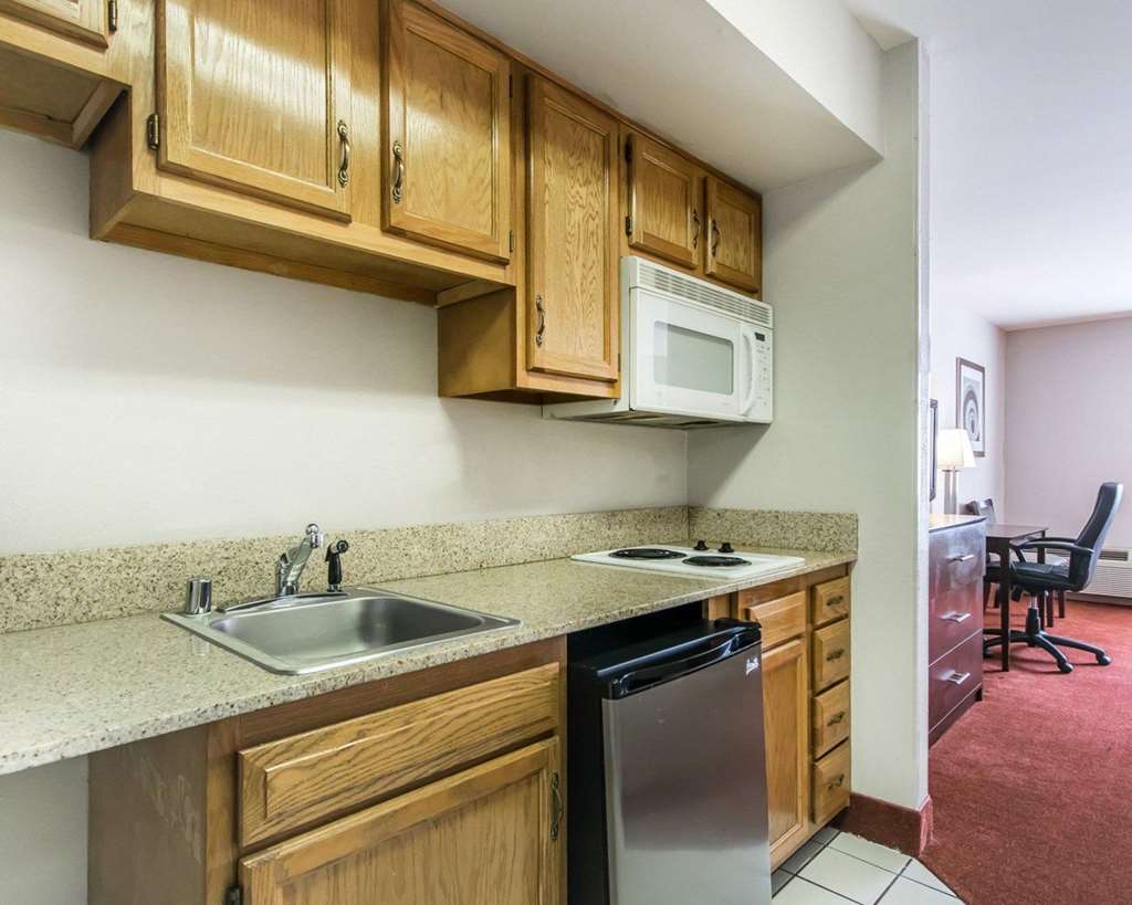 quality inn and suites university airport