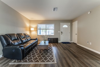 Zenhomes In Tampa Near Busch Gardens,,3 star