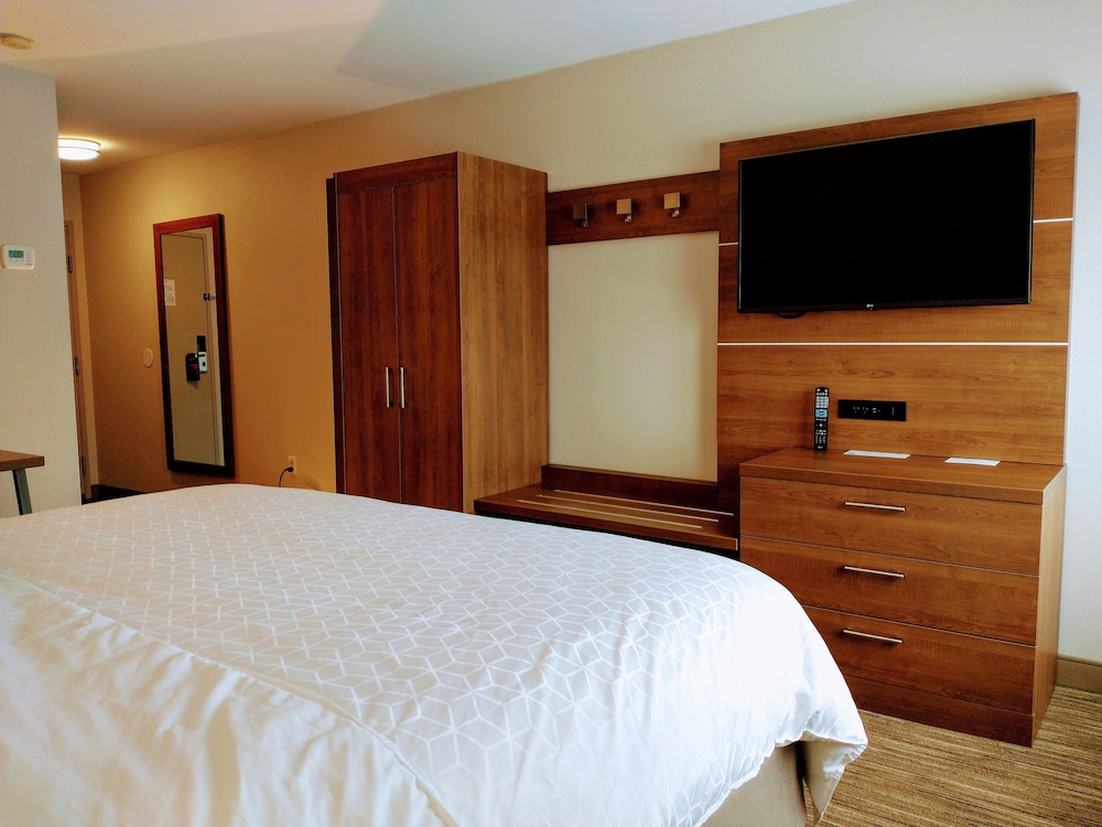 holiday inn express hotel and suites madison by ihg