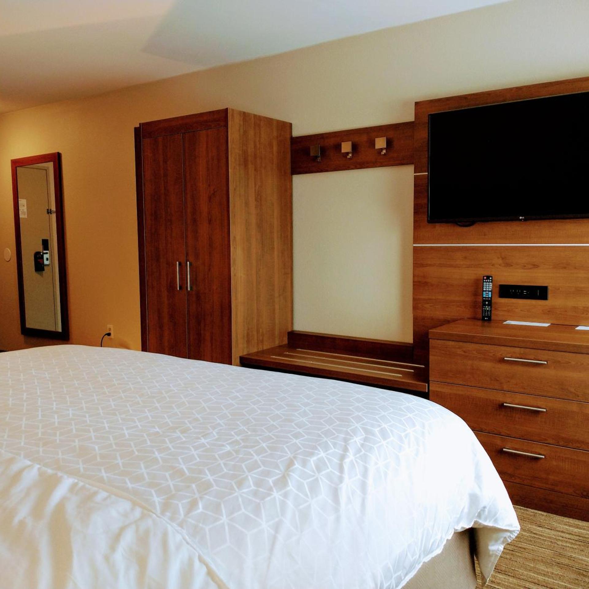 holiday inn express hotel and suites madison by ihg