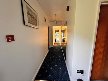 high trees gatwick guest house