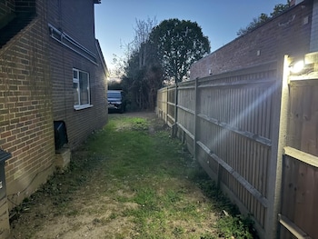 high trees gatwick guest house