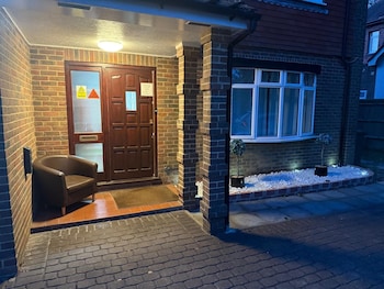 high trees gatwick guest house