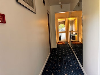 high trees gatwick guest house