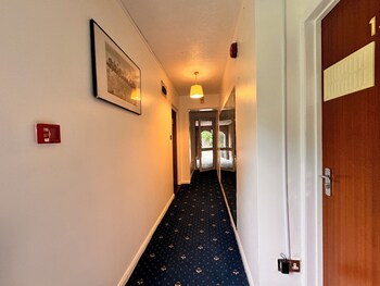 high trees gatwick guest house