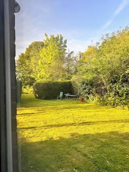 high trees gatwick guest house