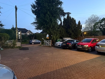 high trees gatwick guest house