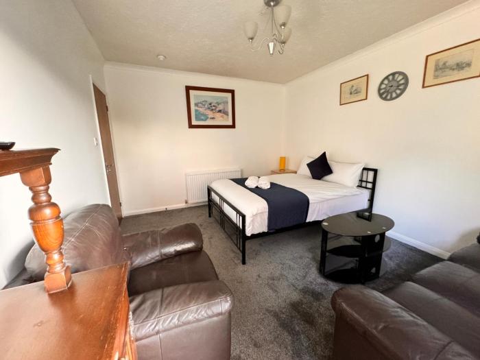 high trees gatwick guest house