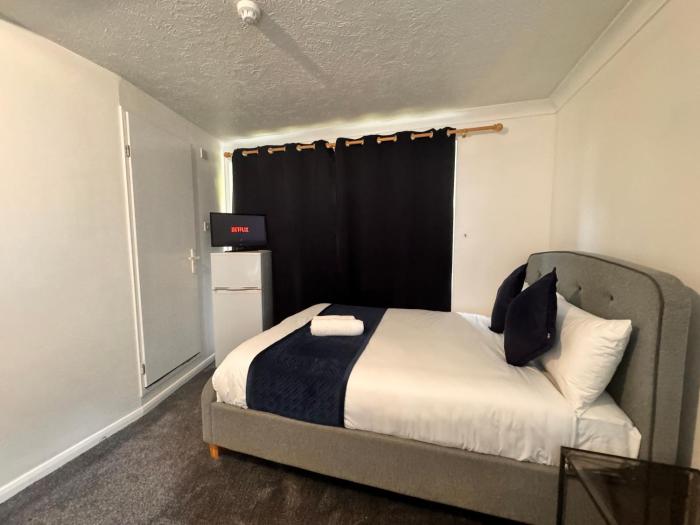 high trees gatwick guest house