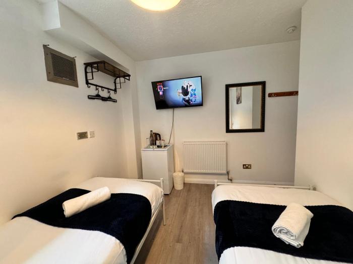 high trees gatwick guest house