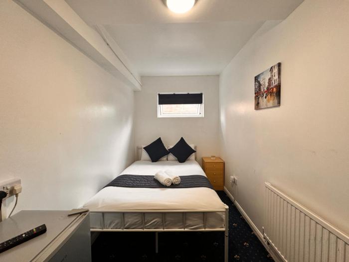 high trees gatwick guest house