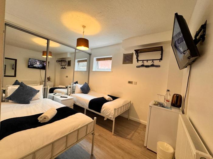 high trees gatwick guest house