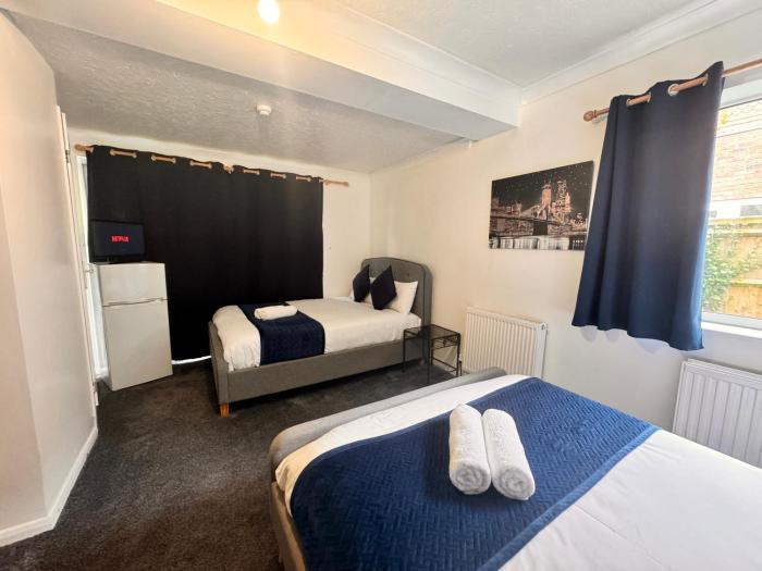 high trees gatwick guest house