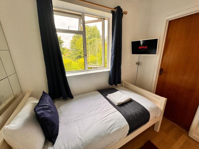 high trees gatwick guest house