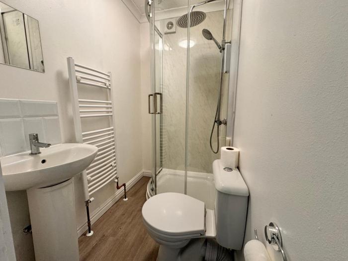 high trees gatwick guest house