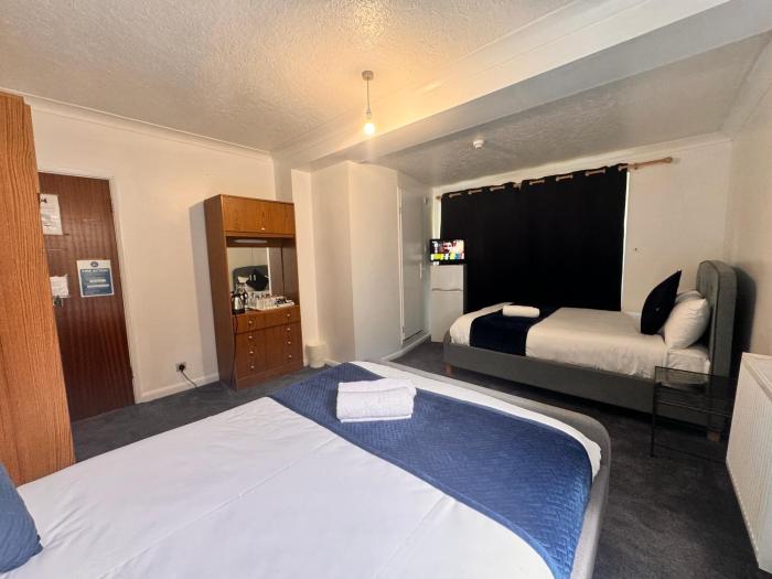 high trees gatwick guest house