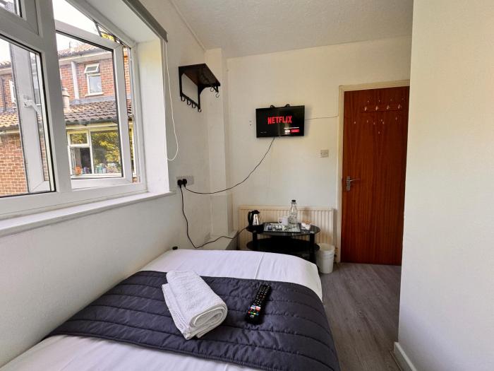 high trees gatwick guest house