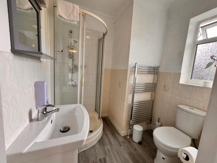 high trees gatwick guest house