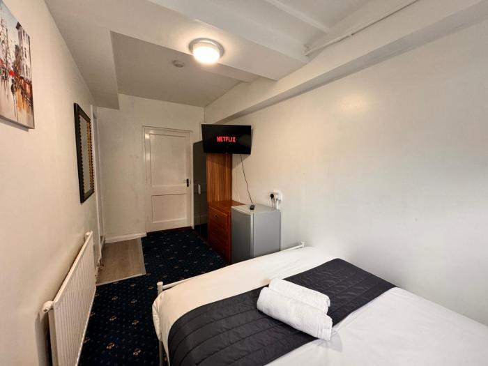 high trees gatwick guest house