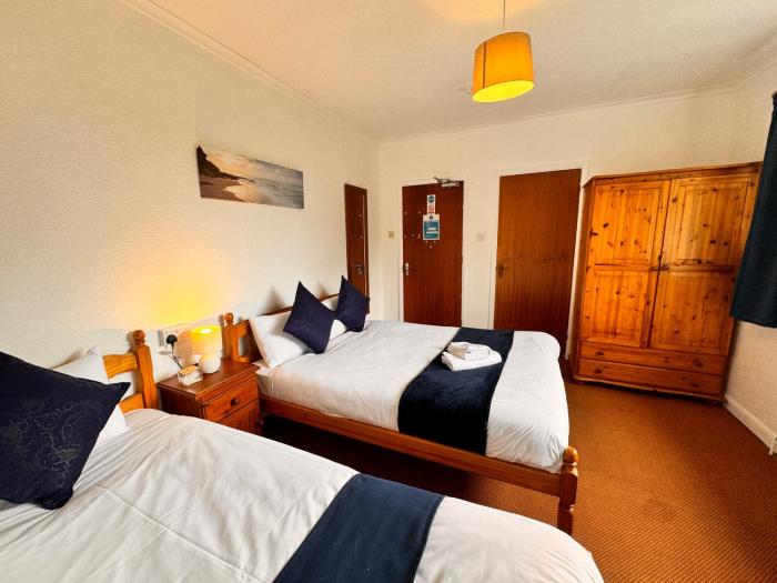 high trees gatwick guest house