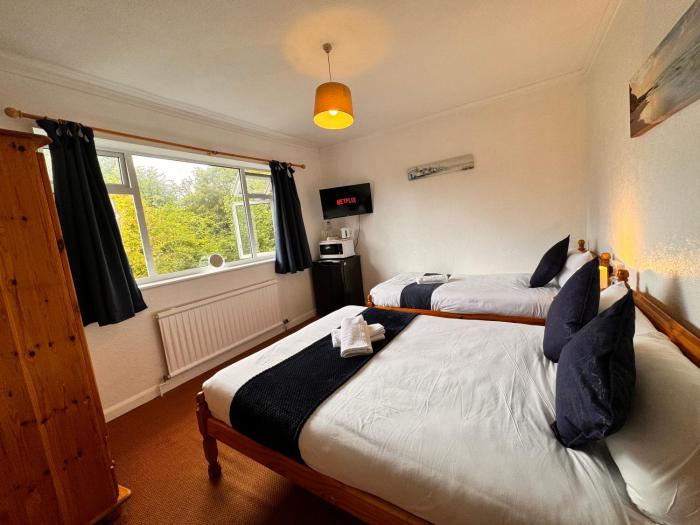 high trees gatwick guest house