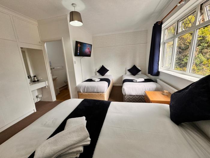 high trees gatwick guest house