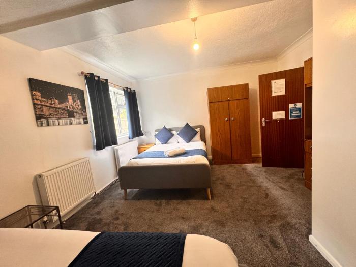 high trees gatwick guest house