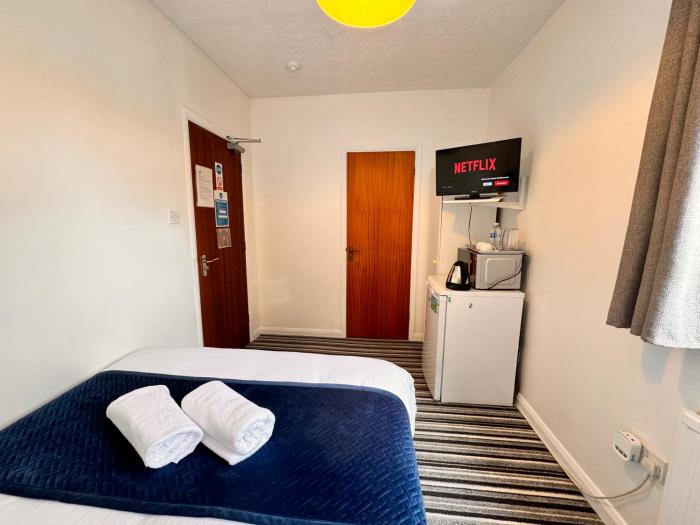 high trees gatwick guest house