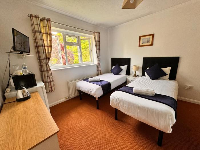 high trees gatwick guest house
