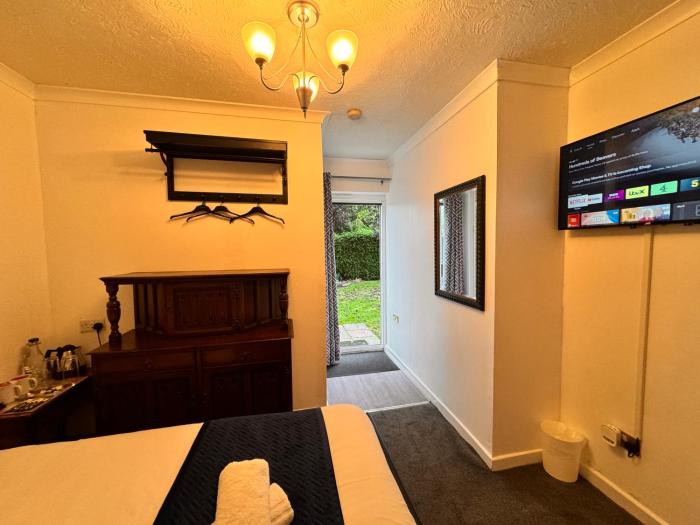 high trees gatwick guest house