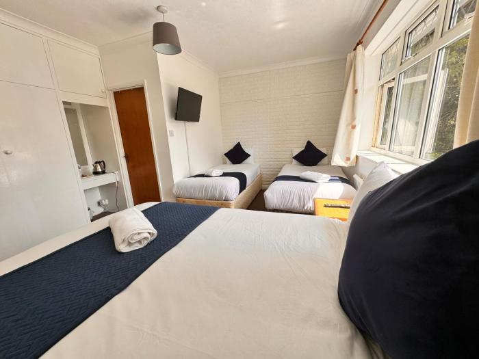 high trees gatwick guest house
