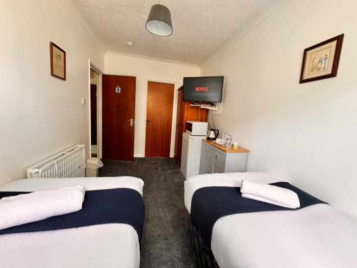 high trees gatwick guest house