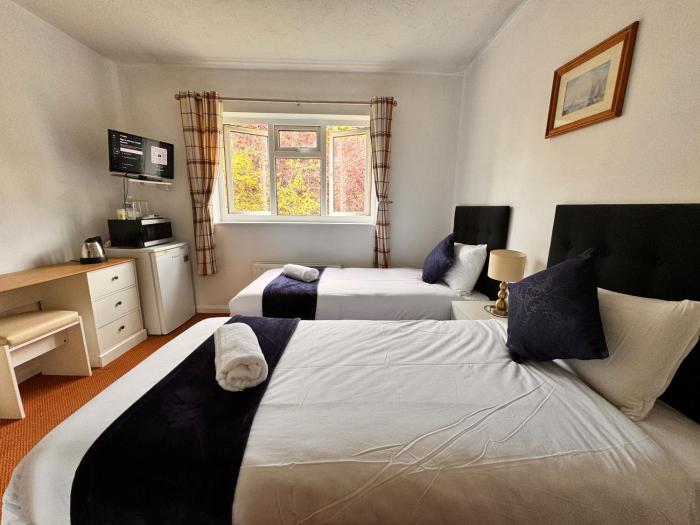 high trees gatwick guest house