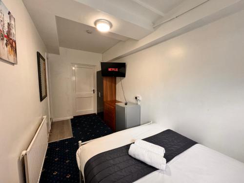 high trees gatwick guest house