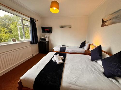 high trees gatwick guest house