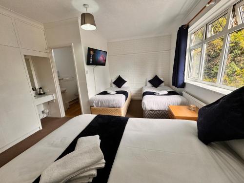 high trees gatwick guest house