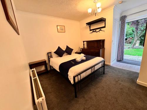 high trees gatwick guest house
