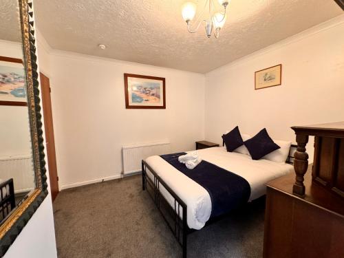 high trees gatwick guest house
