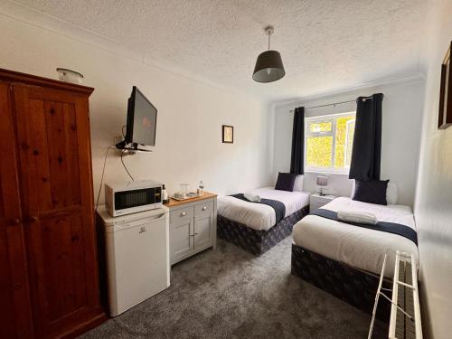 high trees gatwick guest house