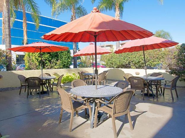 hotel d lins ontario airport