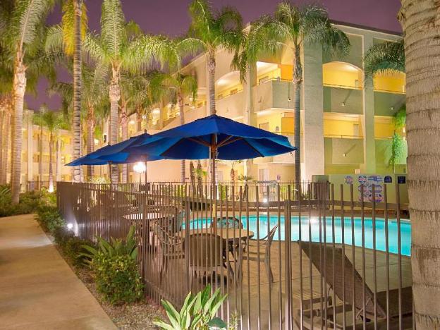 hotel d lins ontario airport
