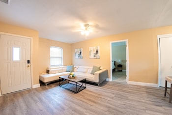 Delray House With Hot Tub & Game Room,,4 star