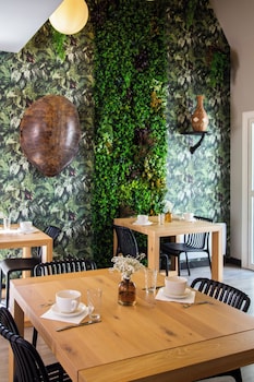 Hôtel De La Brière Et Restaurant Les Krapados,10 Rue Du Vignonnet,3 star