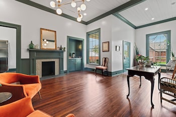 Opal And West House,409 W Marion St,4 star