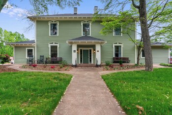 Opal And West House,409 W Marion St,4 star