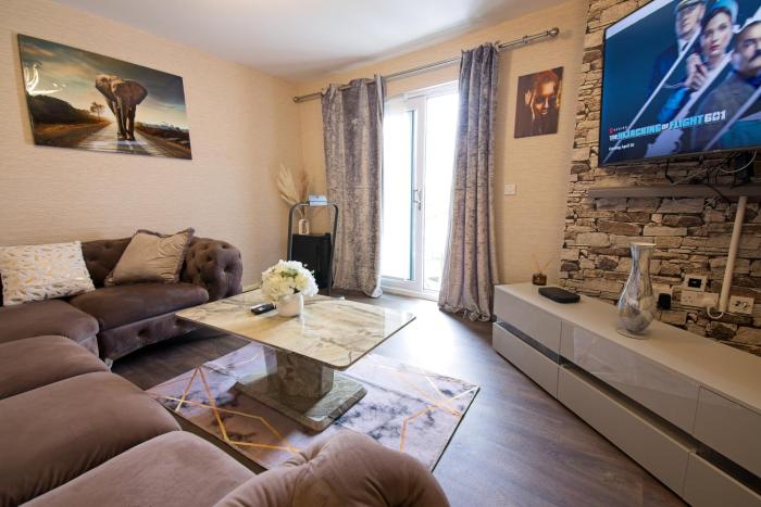 2 bed apt free parking close to city centre