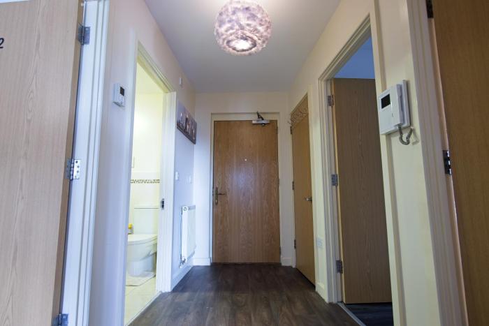 2 bed apt free parking close to city centre