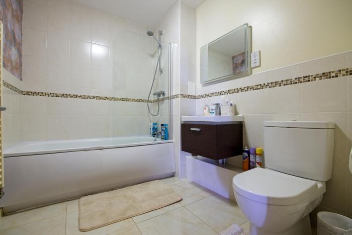 2 bed apt free parking close to city centre