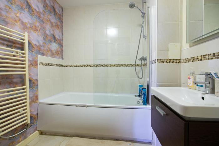 2 bed apt free parking close to city centre