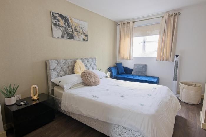 2 bed apt free parking close to city centre